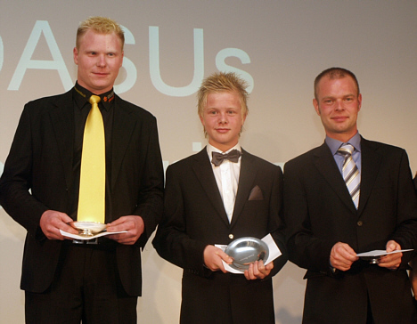Lørdag blev DASU’s tre talentpriser uddelt. Kenneth Madsen (tv.) blev kåret som årets rallytalent, mens æren tilfaldt Jonas Hansen (midten) i karting. Kevin Magnussen fik prisen som årets banesportstalent, men da Magnussen den yngre var optaget af at teste racerbiler i udlandet, modtog Jan Magnussen (th.) prisen på sønnens vegne.